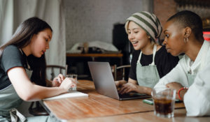 Mengasihi semua orang secara berbeda