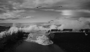 بگذارید طوفان فرو بنشیند