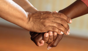 Бусдад хайраар ярьж өгөх